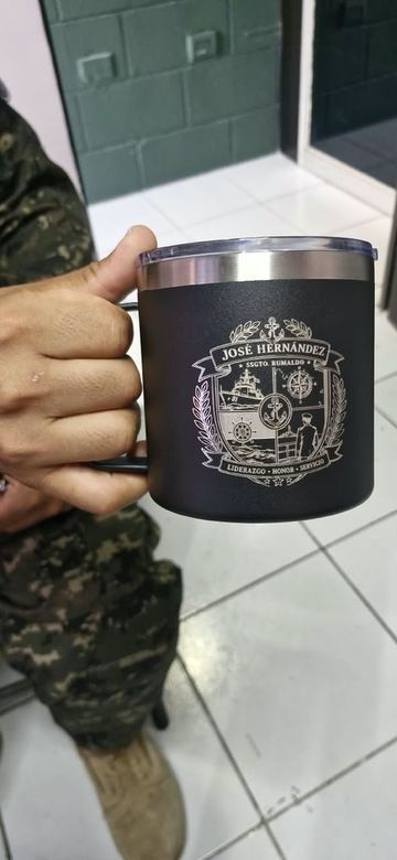 Taza con escudo y nombre
