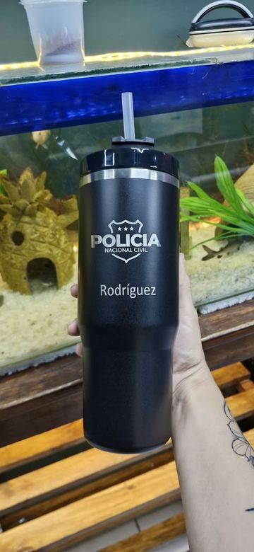 Termo negro grabado con escudo de la Policía y apellido